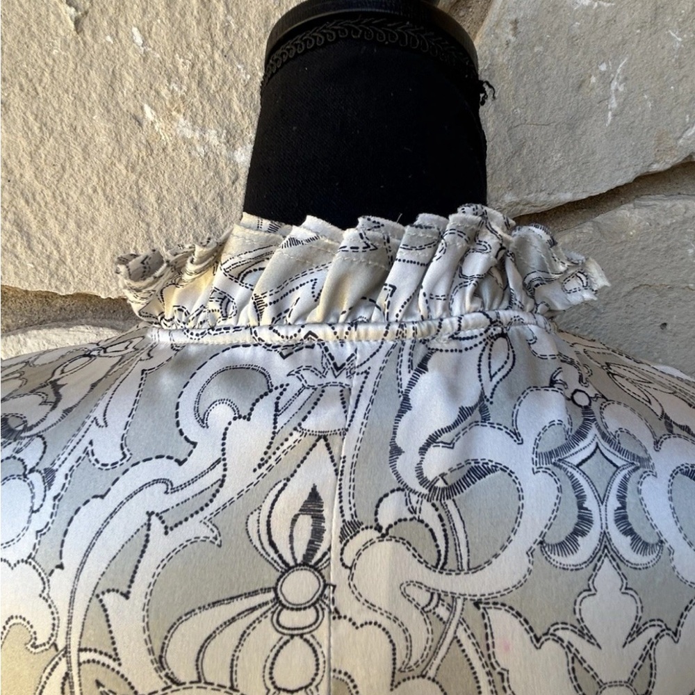 Tyler Boe Silk Tunic Top Large Light Gray Ivory Medallion Print Ruffled Collar - Picture 6 of 10